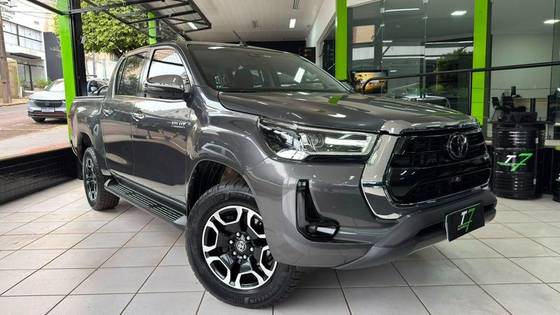 TOYOTA HILUX 2.8 D-4D TURBO DIESEL CD SRX 4X4 AUTOMÁTICO